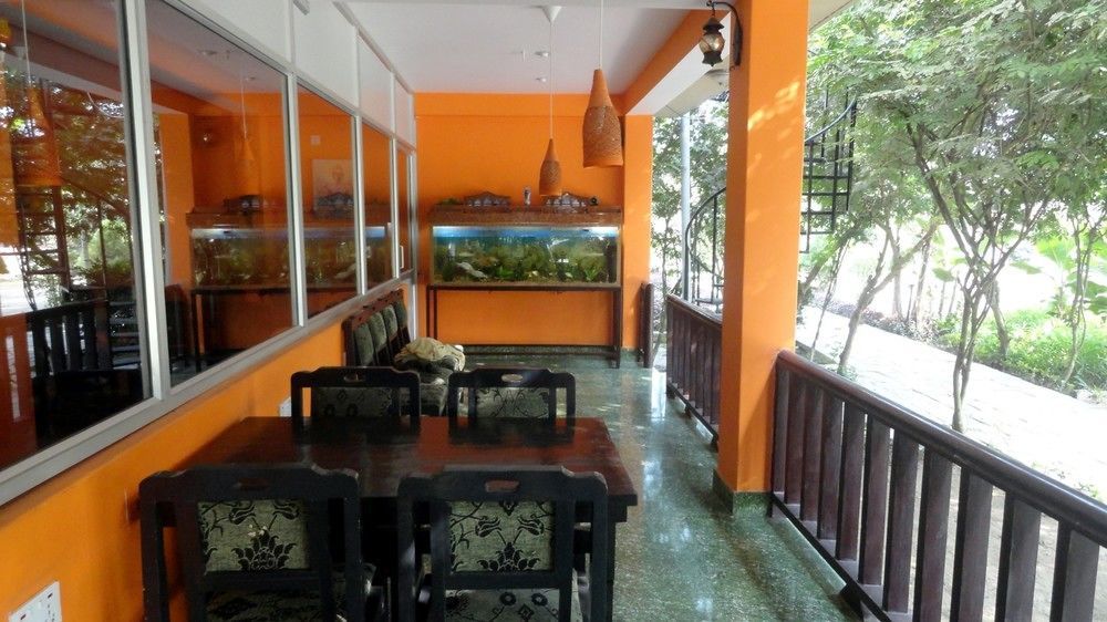 Hotel Monalisa Chitwan Саураха Экстерьер фото